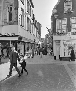 855074 Gezicht op de ingang van de Bakkerstraat te Utrecht, vanaf de Bakkerbrug. De straat is onlangs ingericht als ...